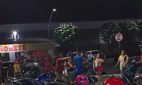 Vídeo mostra briga entre homens no estacionamento do Hospital Platão Araújo