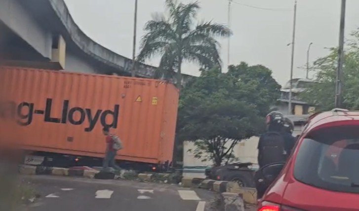 Acidente com carreta na Rotatória do Coroado trava trânsito em avenidas adjacentes