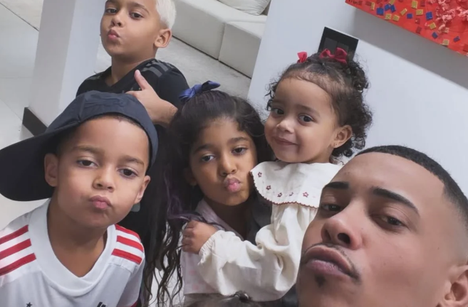 MC Poze reúne os seis filhos em foto inédita após deixar a prisão