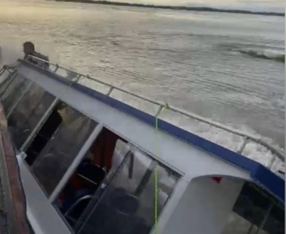 Lancha afunda no Rio Amazonas após colidir com balsa em movimento