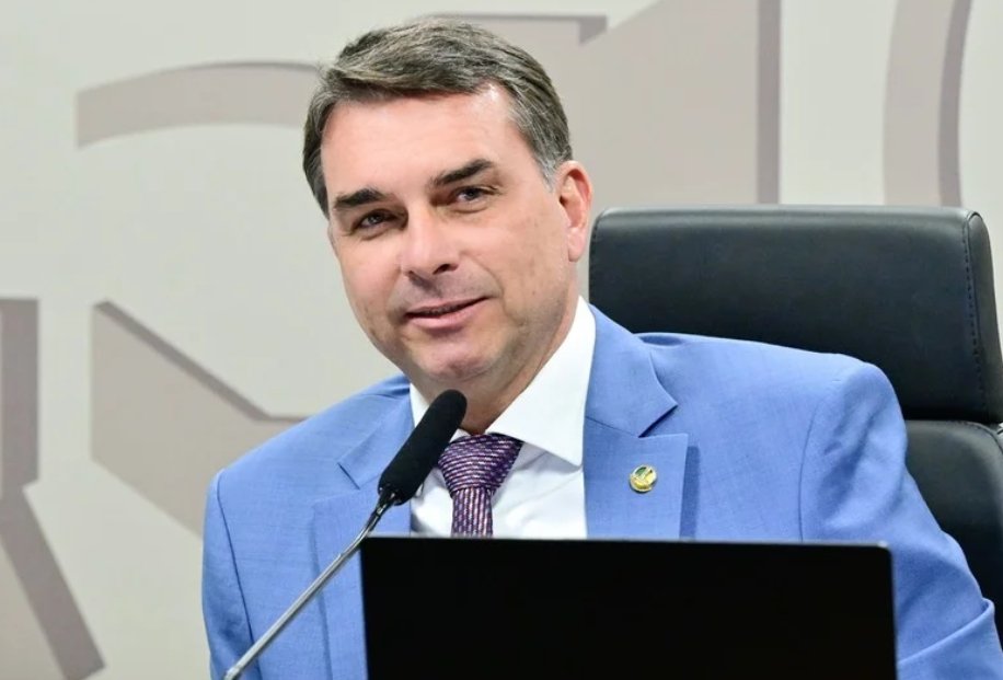 Flávio Bolsonaro vai ao STF contra Janones por xingamentos no Instagram
