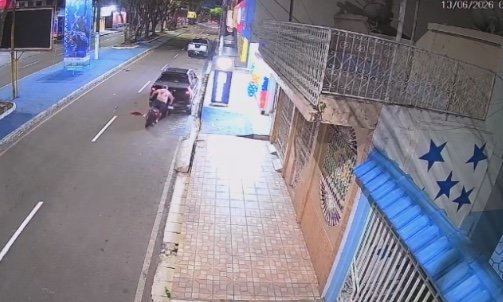 Motociclista fica ferido após colisão com carro estacionado em Parintins; vídeo