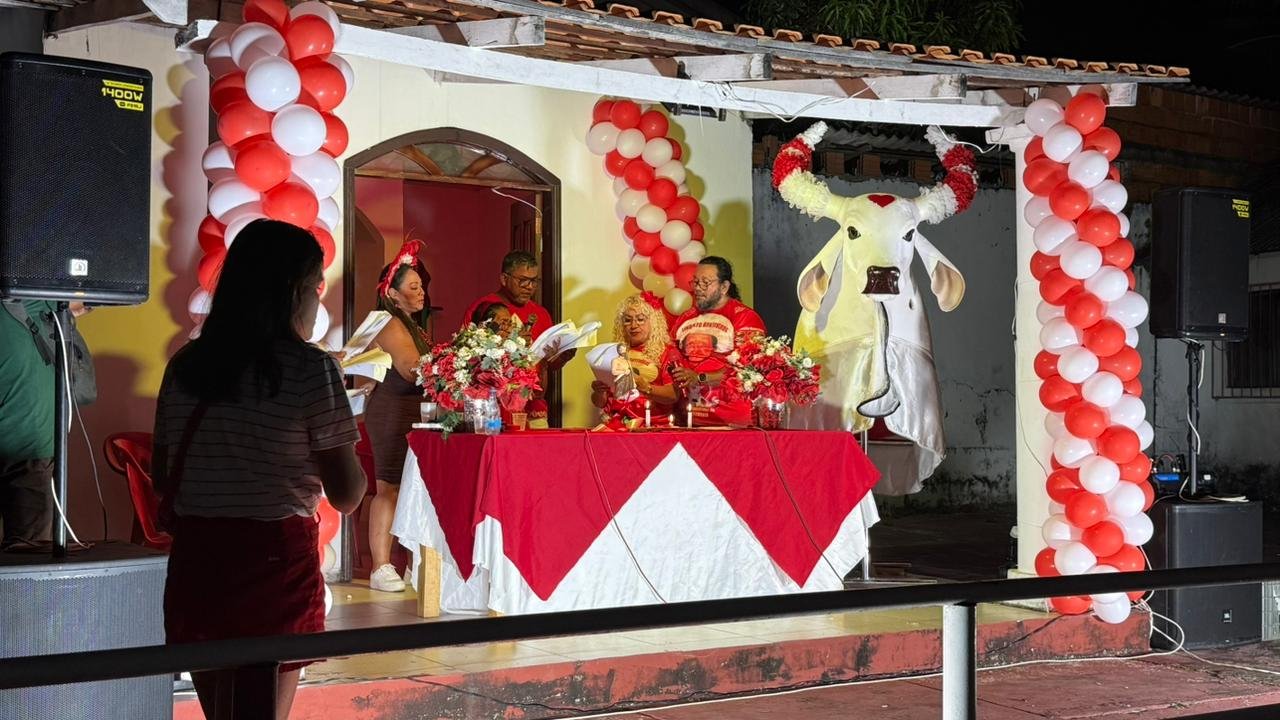 Fé vermelha e branca: Ladainha centenária abre o cortejo do Boi Garantido em Parintins