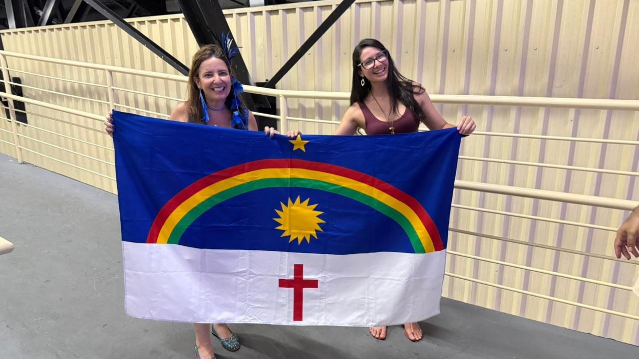 Turistas nordestinas trazem paixão e bandeira ao Festival de Parintins