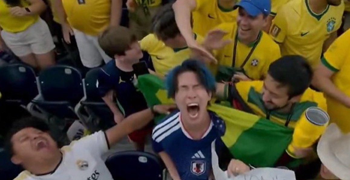 Zoeira sem limites: Brasileiro coloca hino nacional para torcedor japonês ouvir e cena viraliza