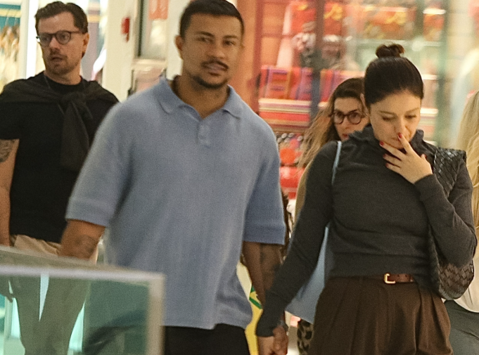 Voltaram? Sophie Charlotte e Xamã são vistos de mãos dadas em shopping no Rio