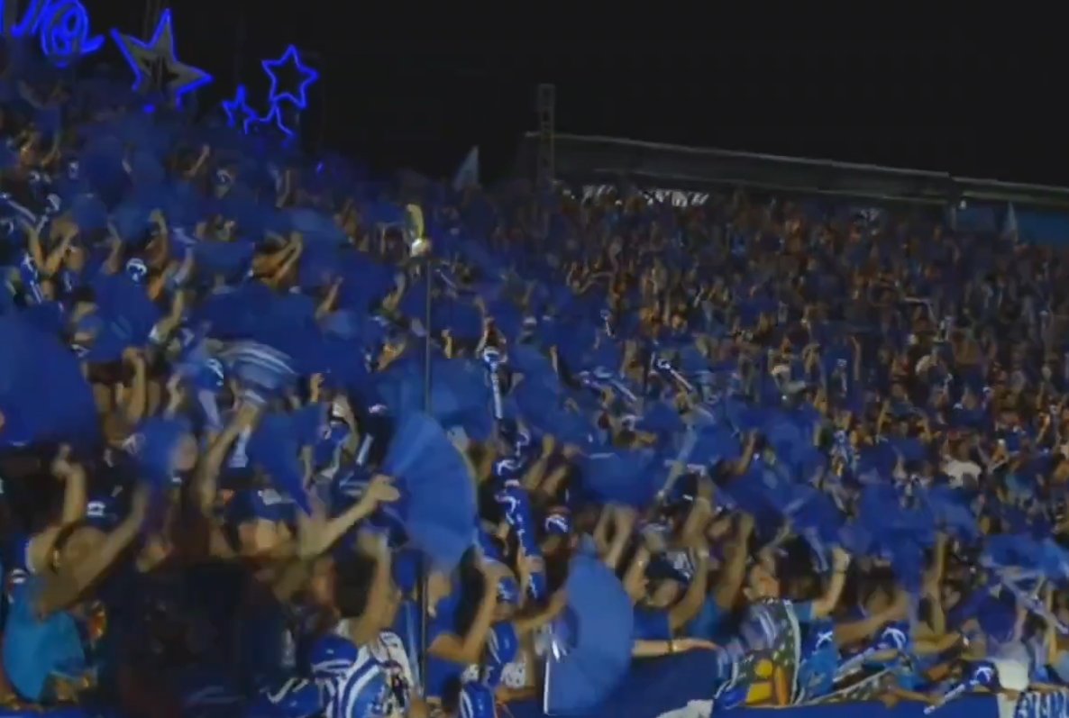 Caprichoso: batida de leques da torcida embala evolução de Valentina Cid