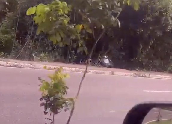Motorista perde controle de veículo após manobra de caminhão na Bola das Letras; vídeo