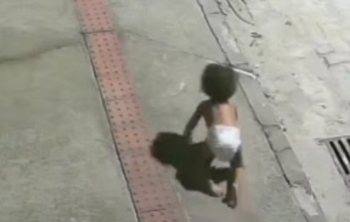 Bebê é encontrada engatinhando sozinha em avenida no Espírito Santo; vídeo