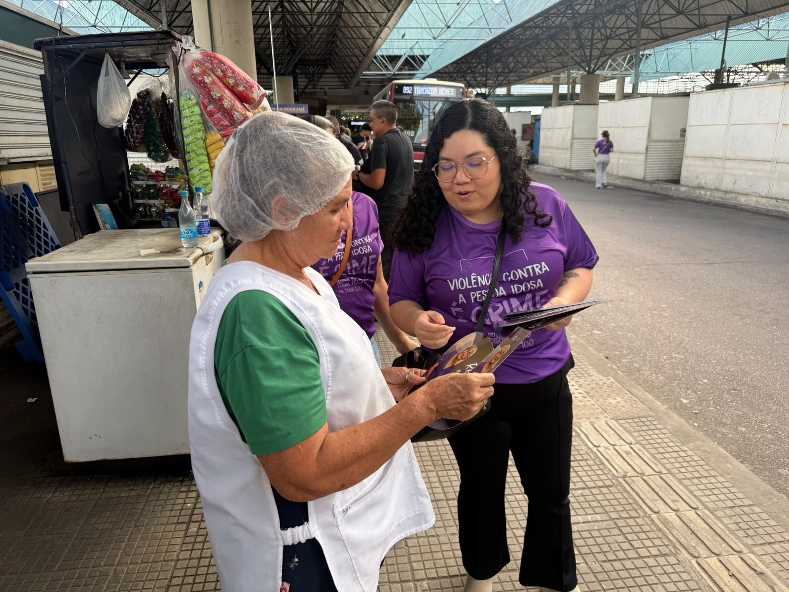 Prefeitura de Manaus realiza ação do 'Junho Violeta' contra a violência ao idoso no Terminal 5