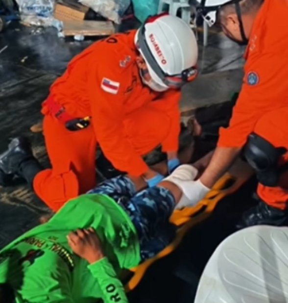 Homem fica com a perna presa em rampa de ferry boat no Porto de Parintins; vídeo