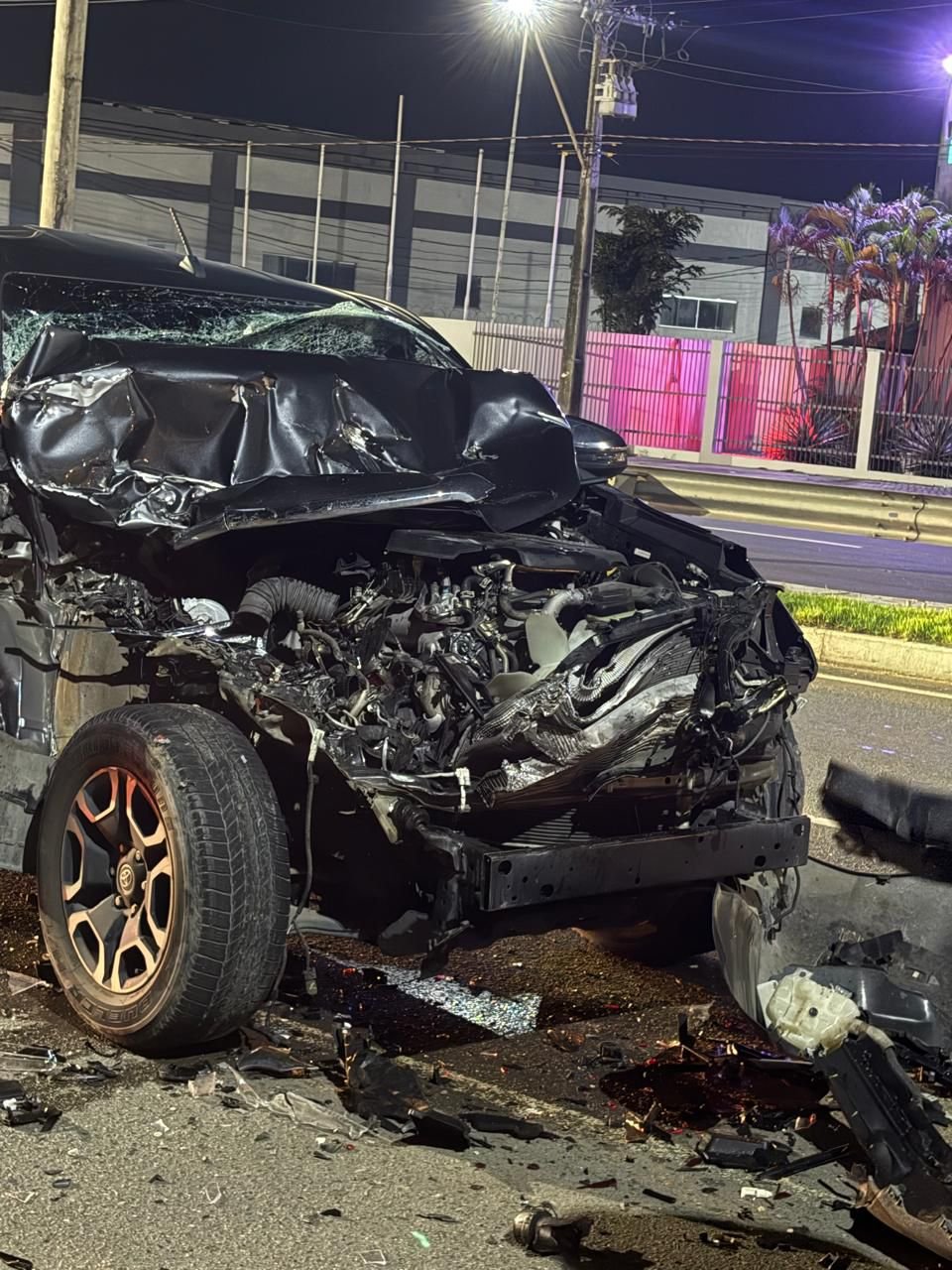 Empresário fica ferido ao colidir Hilux com traseira de caminhão guincho no Tarumã