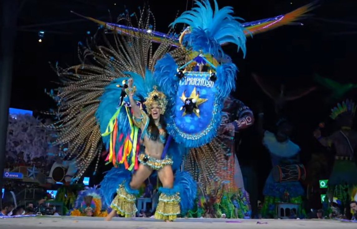 Furacão Azul: Marcela Marialva faz entrada triunfal no Bumbódromo de Parintins