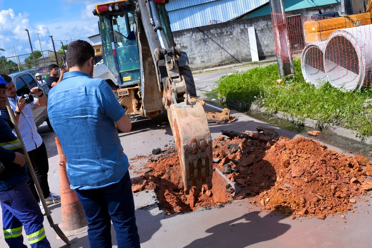 Prefeito de Manaus flagra obra embargada da Águas de Manaus e confronta diretor em videochamada