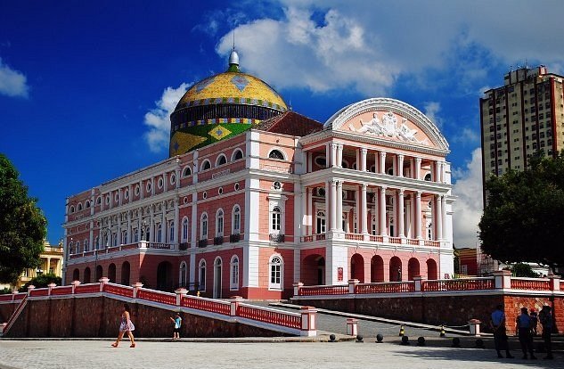 Cartão-postal de Manaus, Teatro Amazonas ganha iluminação especial em ato diplomático