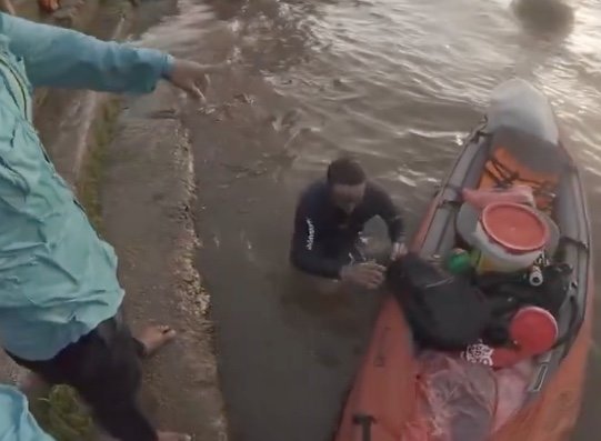 Após 250 dias nadando, "Homem-Peixe" chega a Parintins; veja vídeo