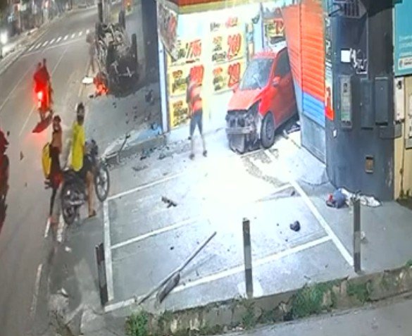 Morre segunda vítima de acidente entre viatura da PM e carro na Av. Autaz Mirim
