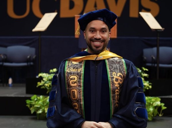 Ovacionado em formatura, Gil do Vigor recebe título de doutor em Economia nos EUA; vídeo