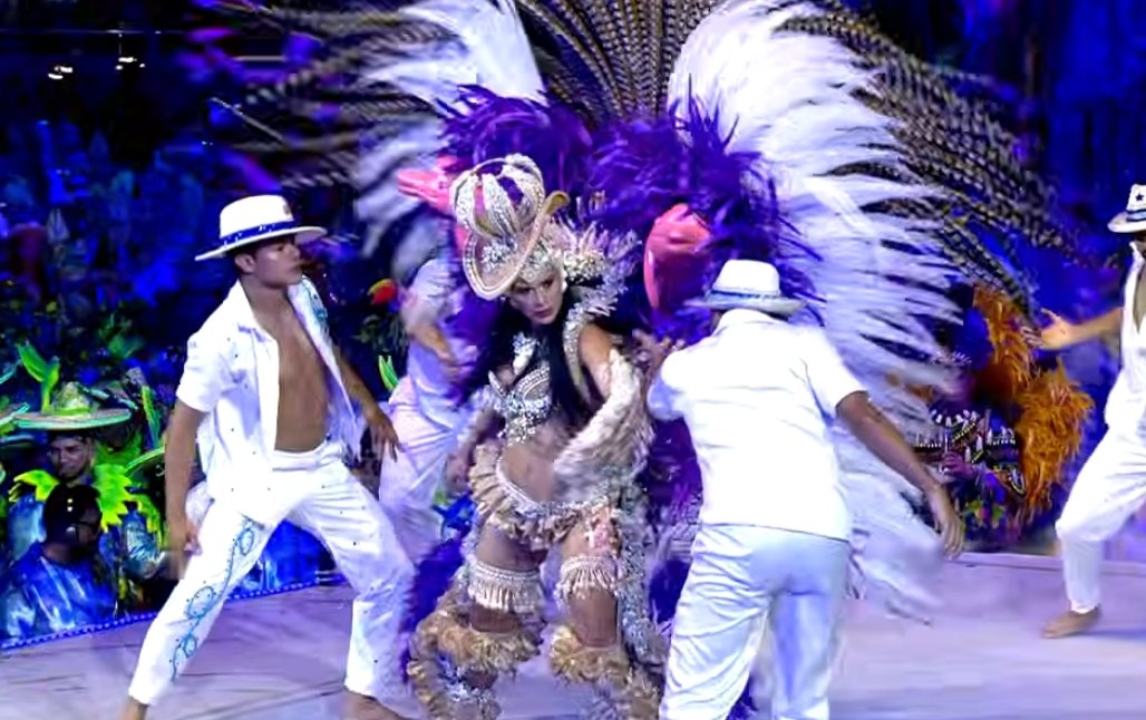 Encantadora dos botos: Cleise Simas brilha em performance pelo Caprichoso em Parintins