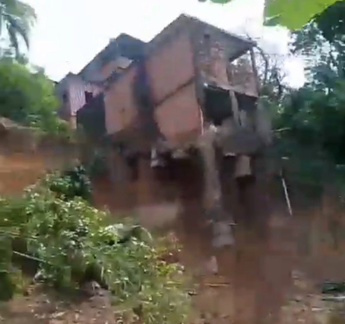 Casa de dois andares desaba após barranco ceder no Mauazinho