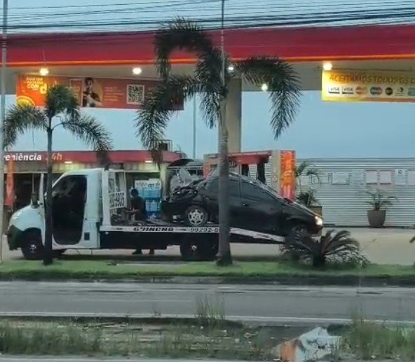 Acidente com carro deixa dois feridos na Av. Torquato Tapajós
