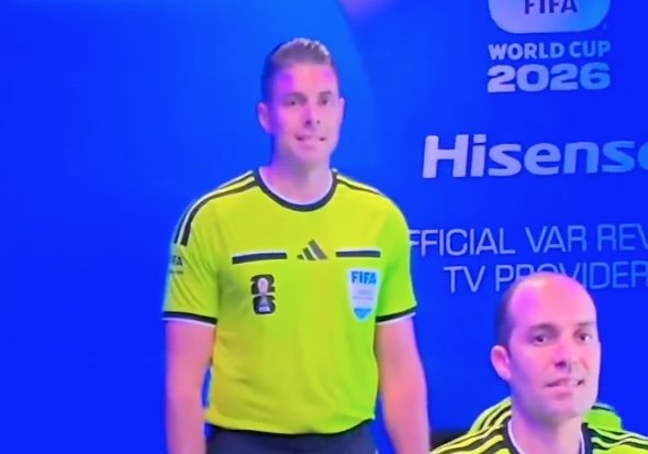 Monitor da FIFA manda afastar árbitro da Copa após suposto gesto neonazista; veja