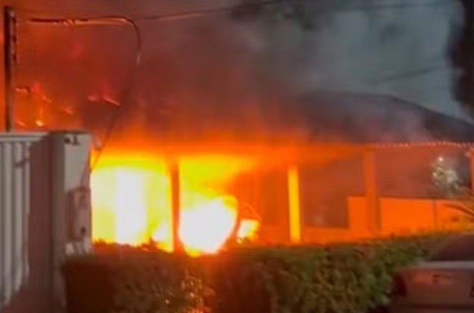Incêndio consome residência na Zona Centro-Oeste de Manaus