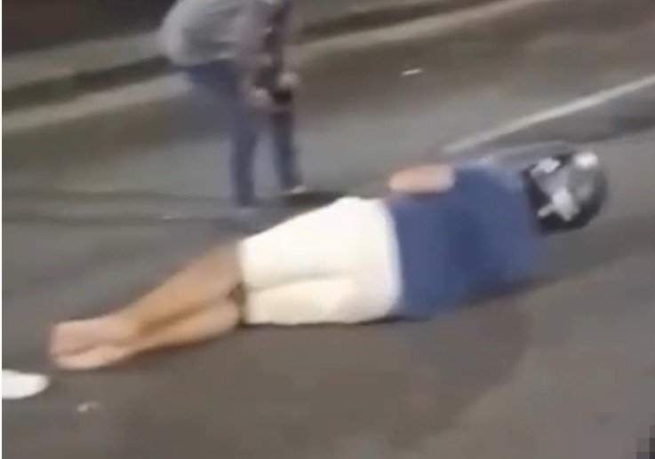 Racha entre carros termina com motociclista e mulher feridos na Av. Djalma Batista