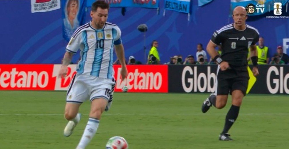 Messi brilha, Argentina vence Argélia por 3 a 0 e assume liderança na Copa