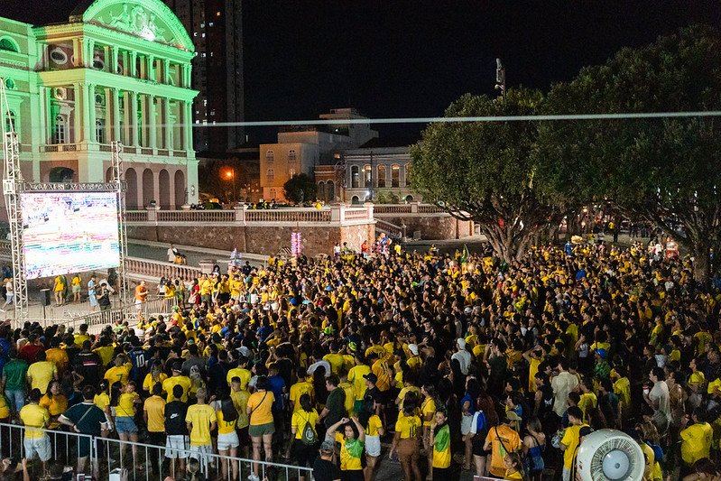 Com pagode e DJ, Largo de São Sebastião vira ponto de encontro da torcida para jogo do Brasil