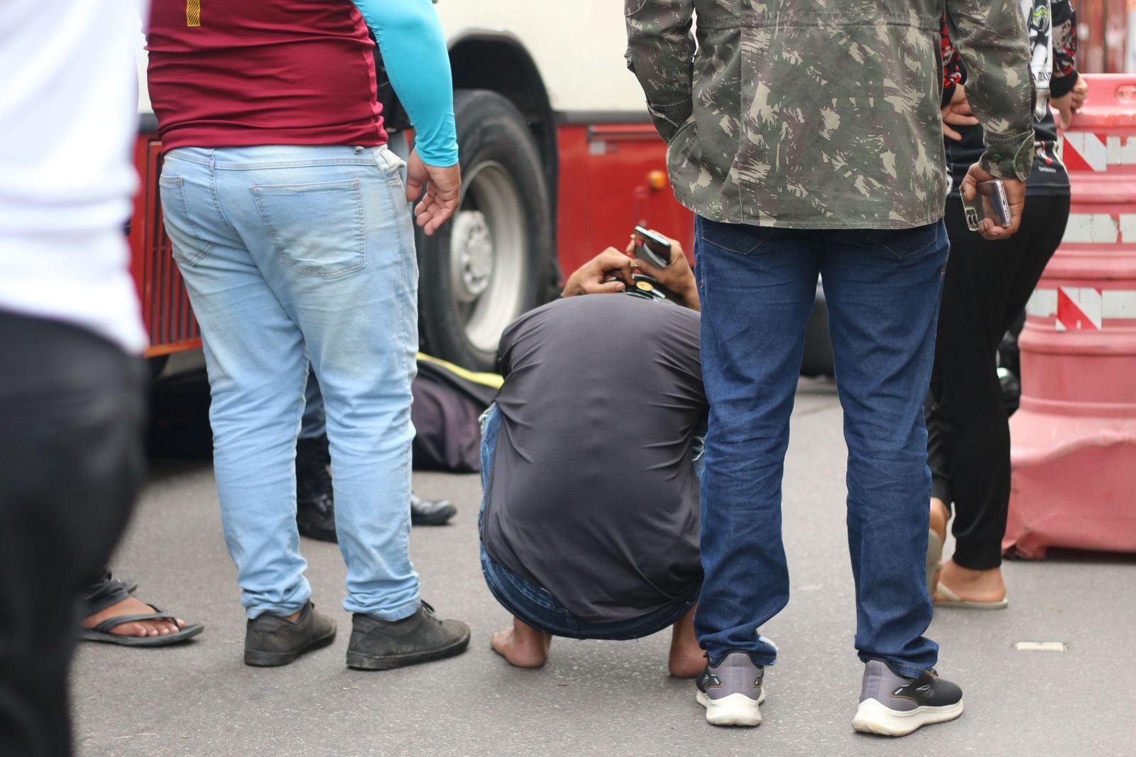Mulher esmagada por ônibus tentou desviar de obra na Av. Cosme Ferreira, diz motorista