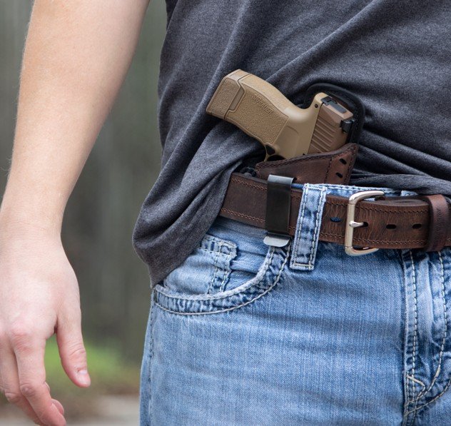 Homem bêbado é preso após causar acidente e ser flagrado com arma no carro no Amazonas