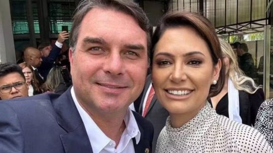 Flávio Bolsonaro diz que briga com Michelle é 'página virada' e que quer vice mulher