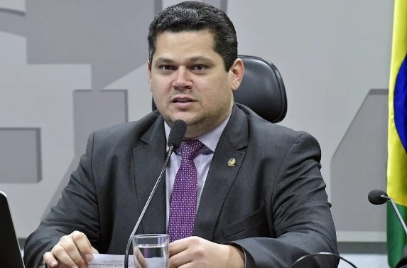 Vídeo mostra presidente do Senado aproveitando Festival de Parintins; veja