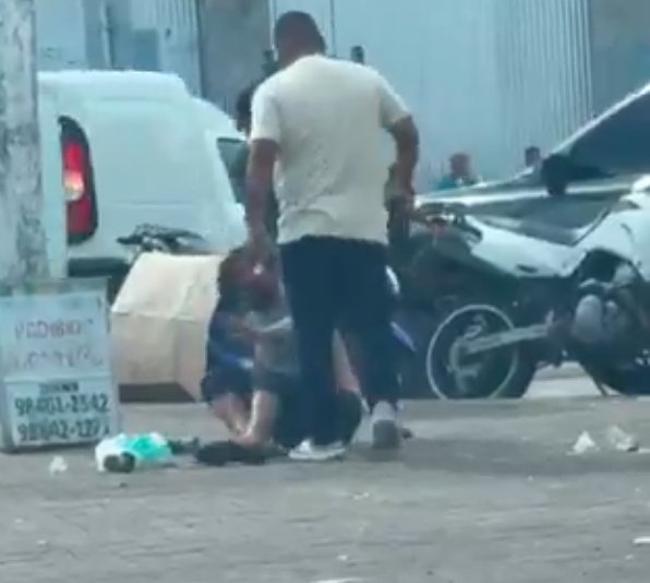 Morador de rua é agredido com chutes e socos no Centro de Manaus; vídeo
