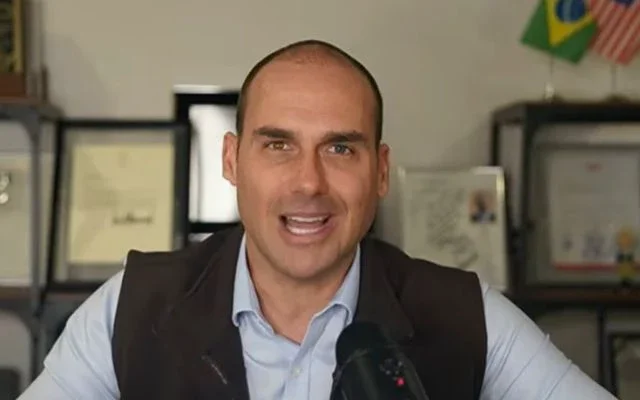 Trump critica condenação de Eduardo Bolsonaro e afirma que Brasil "joga bem pesado"
