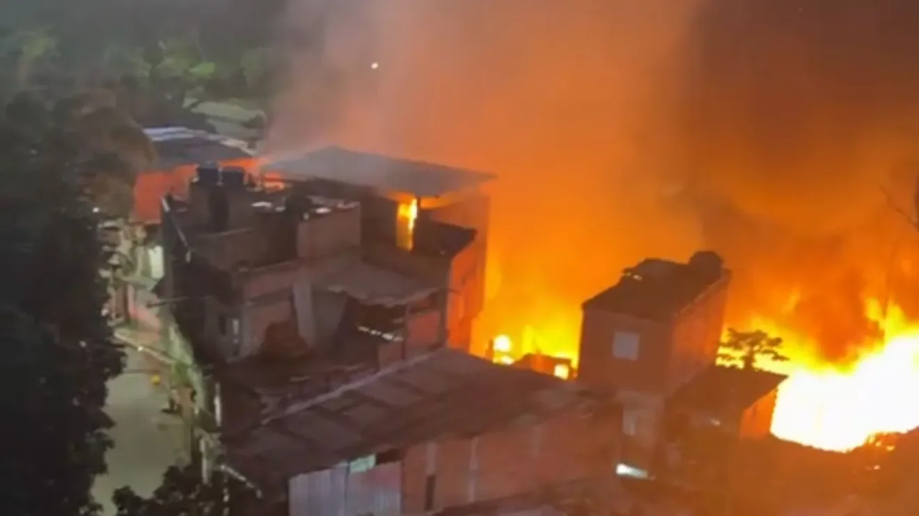 Incêndio destrói mais de 50 casas em Paraisópolis, em São Paulo