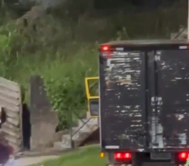 Motorista pula de caminhão em movimento antes de colisão contra prédio no Amazonas