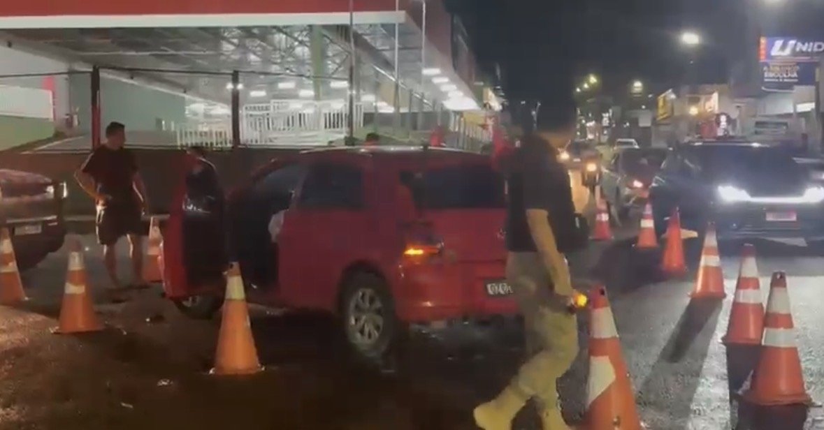 Motociclista é arremessado por cima de carro em acidente em Manaus