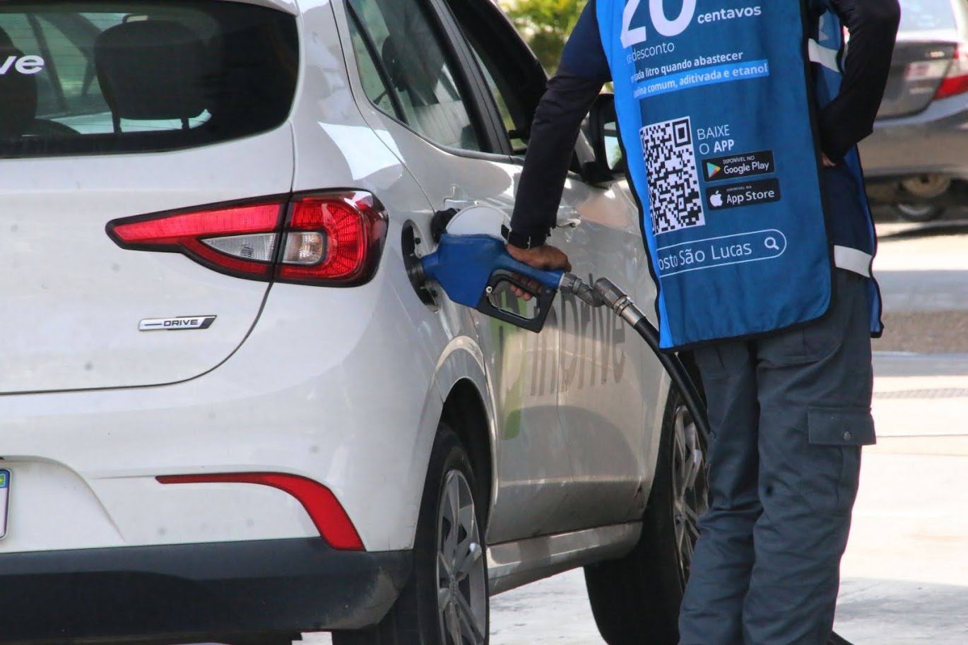 Governo avalia colocar mais etanol na gasolina para baratear preço nas bombas