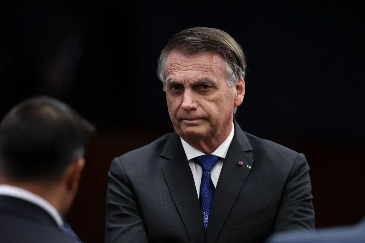 Arma que pertence a Bolsonaro é apreendida em veículo do Exército no DF
