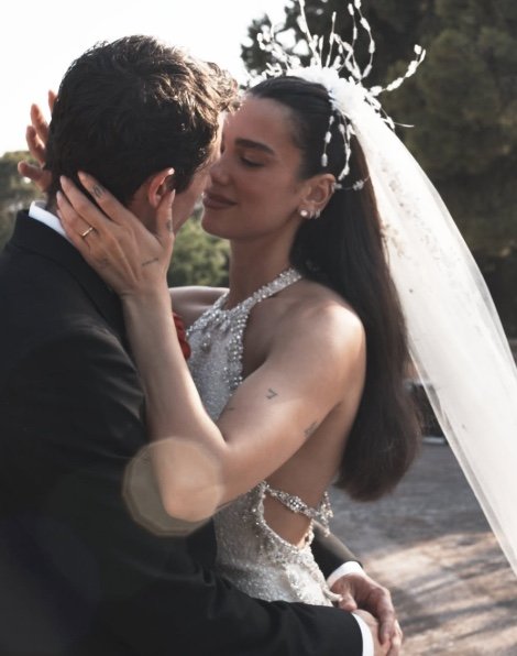 Dua Lipa publica primeiras fotos de cerimônia de casamento com Callum Turner; veja