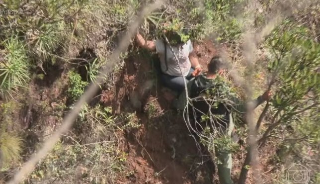 Mulher jogada de penhasco pelo ex relata horas de terror: "Só pensava nos meus filhos"
