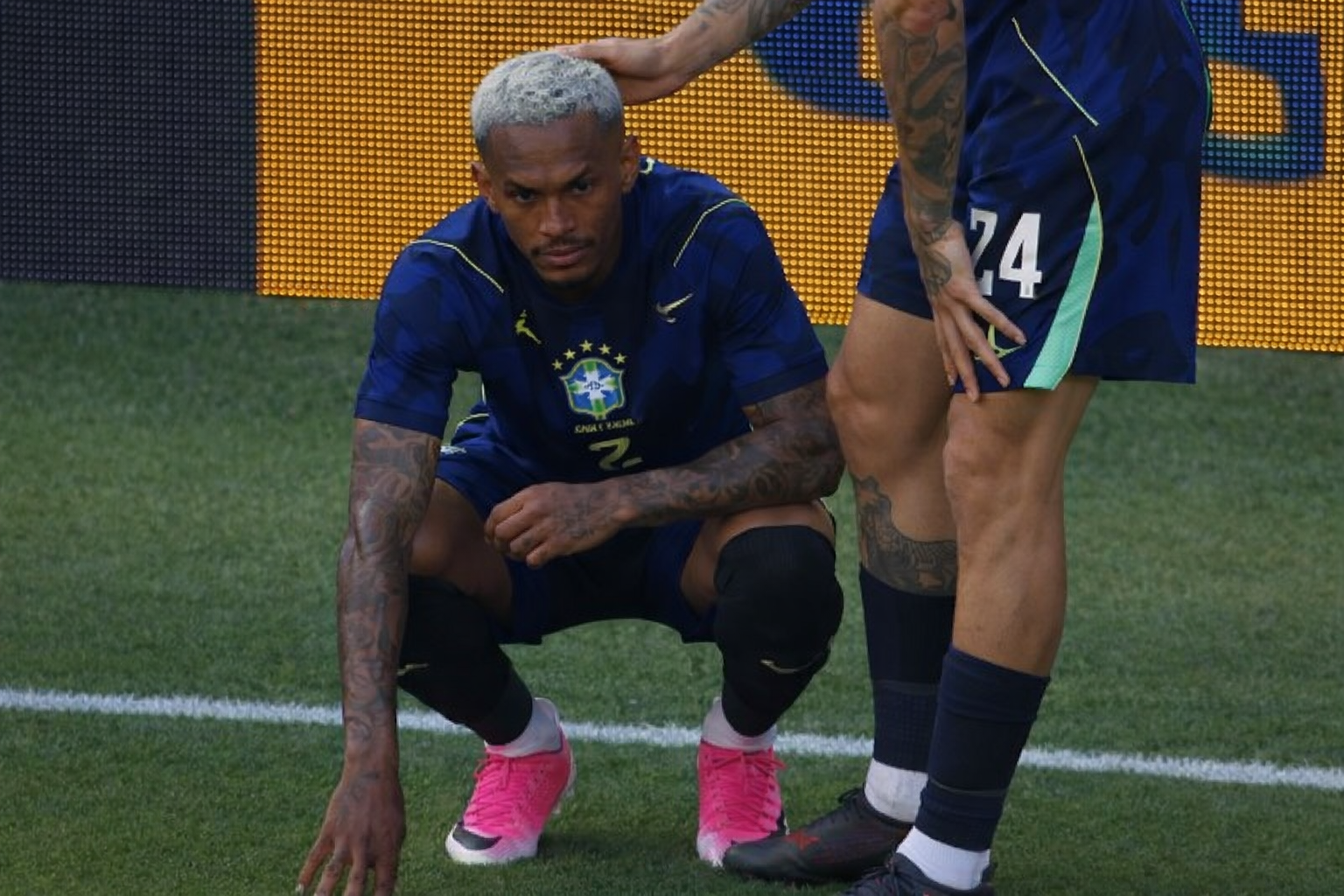 Wesley sofre lesão grave durante amistoso e é cortado da seleção
