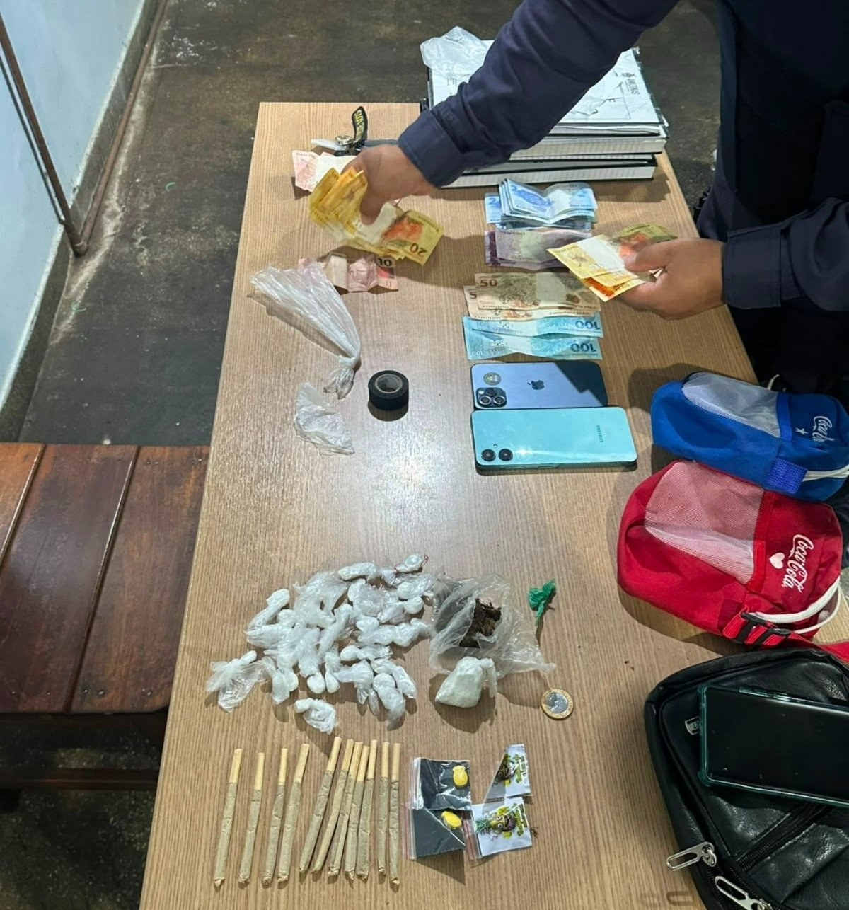 Câmeras do flagram 'ambulantes' vendendo drogas e dupla acaba presa em Parintins