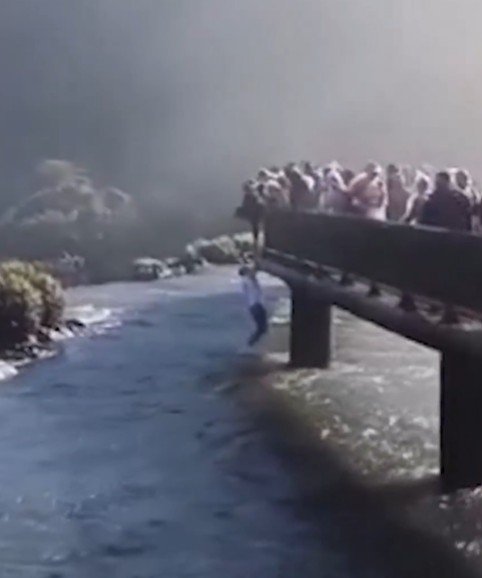 Vídeo: Turista pula nas Cataratas do Iguaçu para recuperar celular e fica preso em paredão