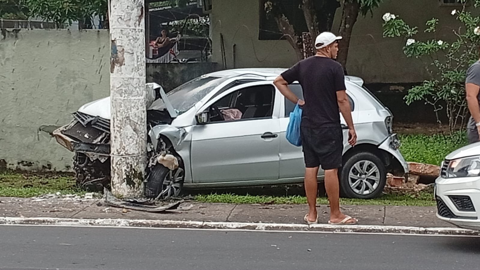 Carro fica destruído ao colidir com poste durante acidente na Av. São Jorge