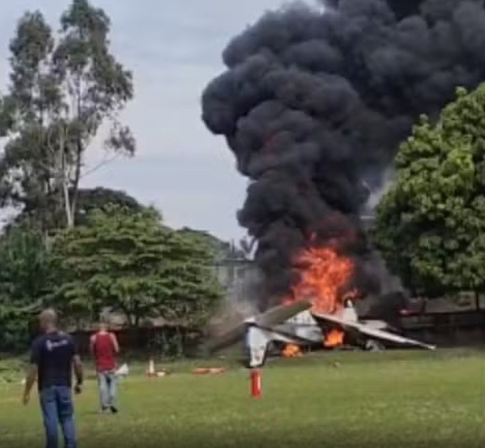 Funcionários resgatam sobrevivente de avião em chamas após queda com dois mortos em SP