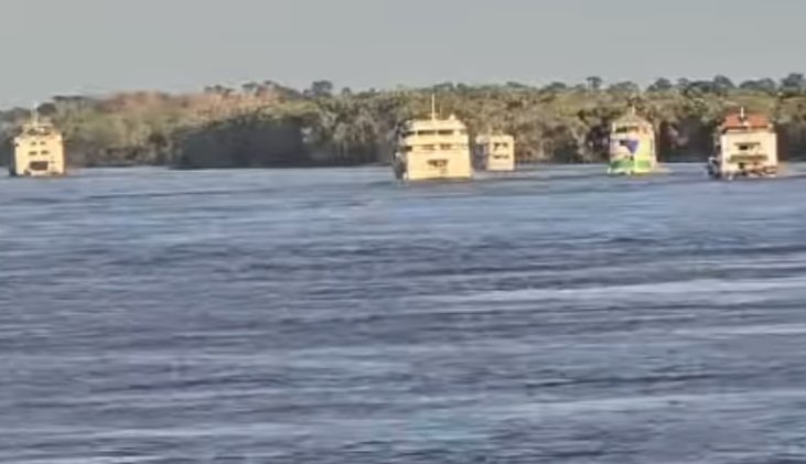 Vídeo mostra fila de barcos no retorno de turistas após o Festival de Parintins