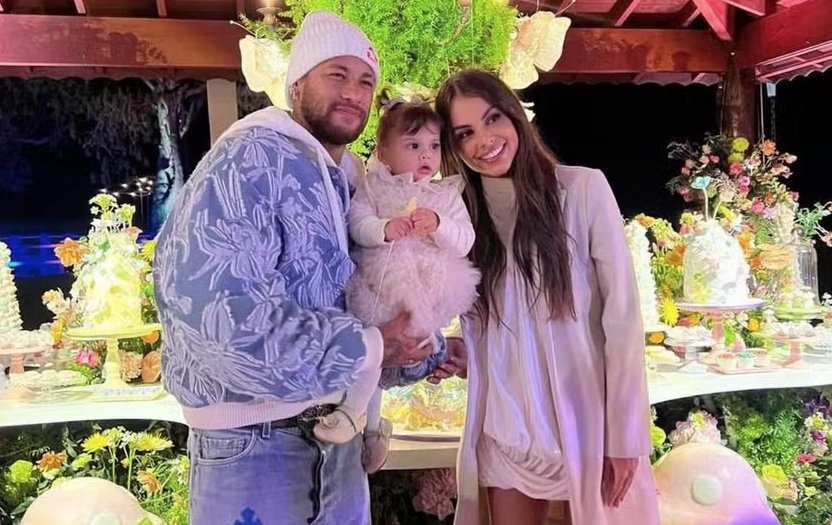 Após chuva de críticas, Amanda Kimberlly revela motivo da ausência da filha de Neymar na Copa